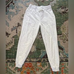 lululemon women’s Scuba Joggers in heathered core ultra-light gray. Size 8